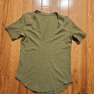 Lululemon Olive Green V-Neck Short Sleeve Tee Women’s XS-S Fitted Athleisure